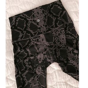Black & gray snakeskin pattern Lululemon’s. Sz 6